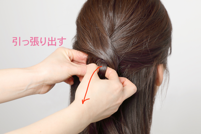 奥の毛束を空間から引っ張り出した後頭部写真