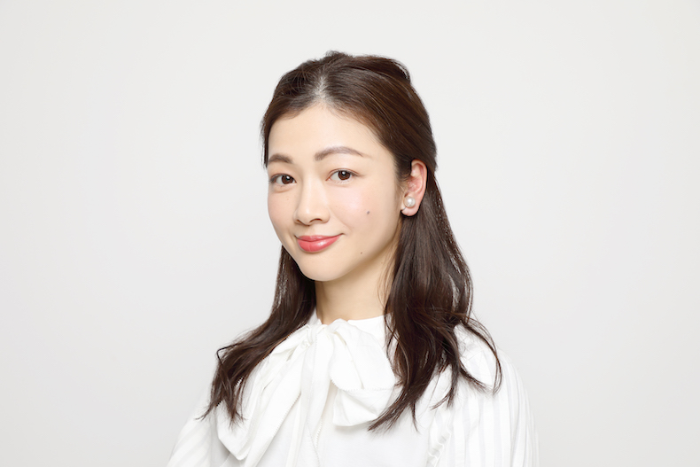 くるりんぱを使った前髪なしロングヘアのハーフアップスタイルの正面写真