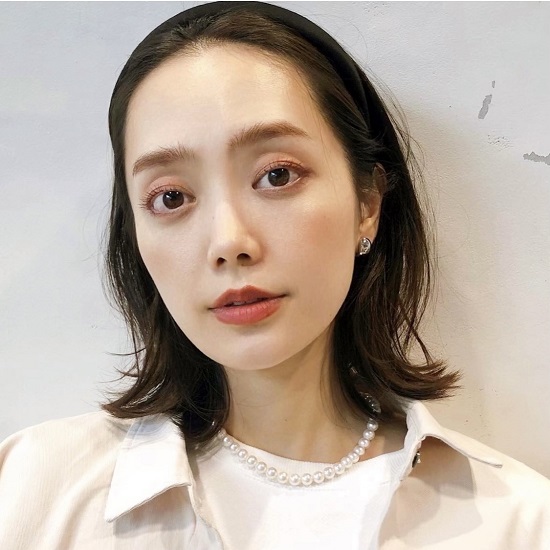 カチューシャをつけた前髪なしの外ハネボブヘアの正面写真