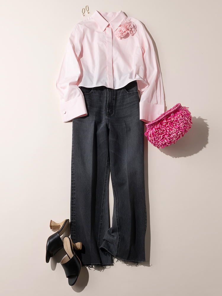 ピンクシャツ×ブラックデニムパンツ