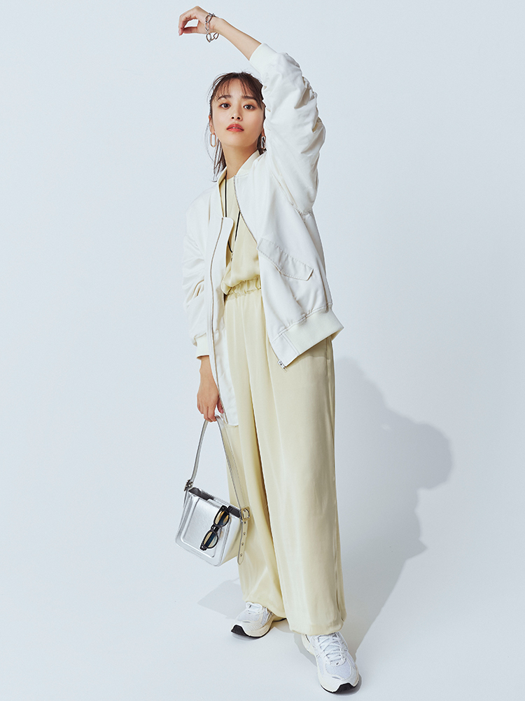 白ブルゾン×イエローオールインワン×メッシュスニーカー