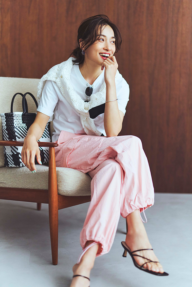 【10】ピンクパンツ×白Tシャツ×白カーディガン