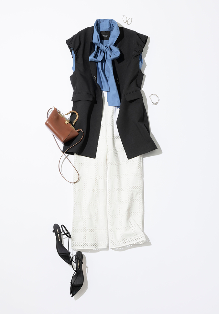 白レースパンツ×青ボウタイブラウス×黒ジレ