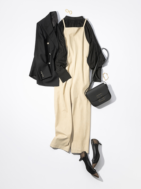 黒テーラードジャケット×黒ブラウス×ベージュサロペット