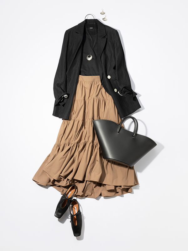 黒ジャケット×ティアードスカート