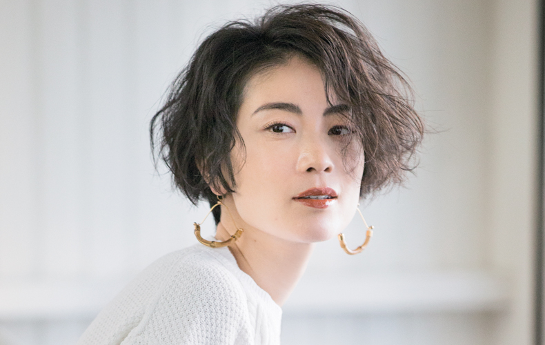 ヘアミルクを使ったラフなウエーブショートヘア