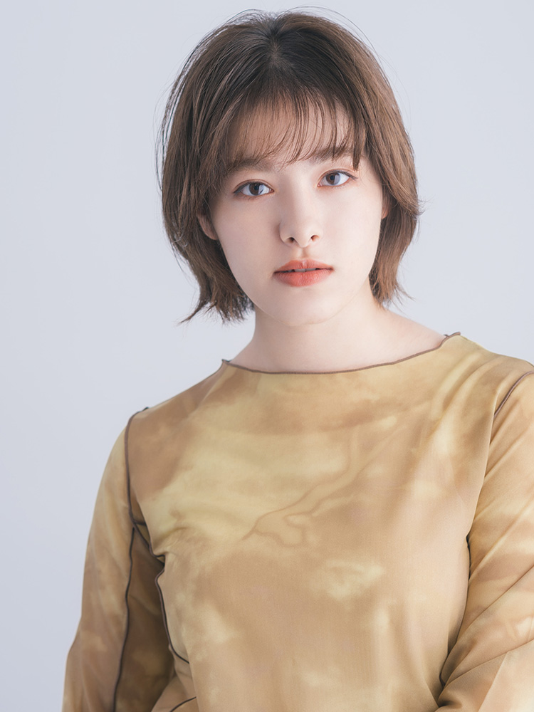 アンニュイな表情のショートカットの女性