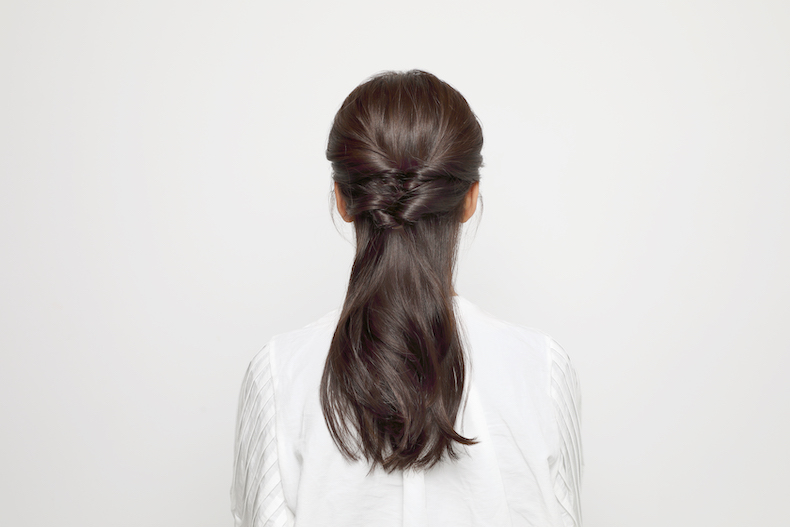 その髪をくるりんぱにした後の後頭部写真