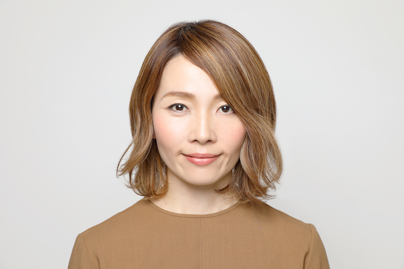 前髪の分け目を8:2の横分けにした写真