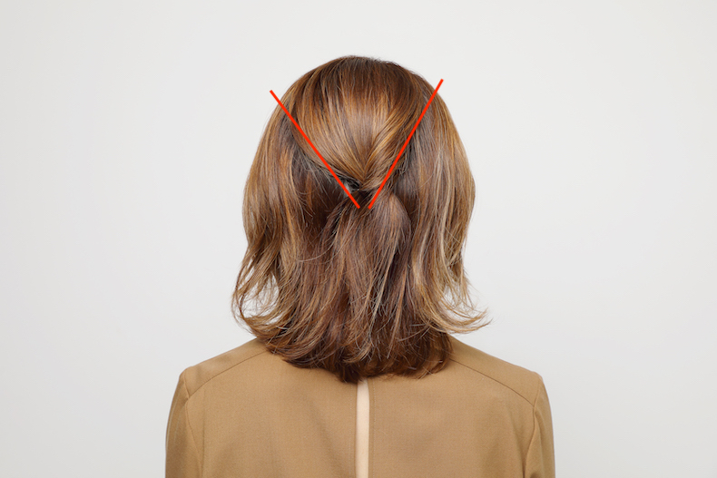 上の方の髪をV字に取ってひとねじりしてピンで留めた写真