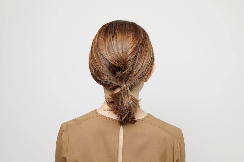 低い位置でひとつ結びにした写真