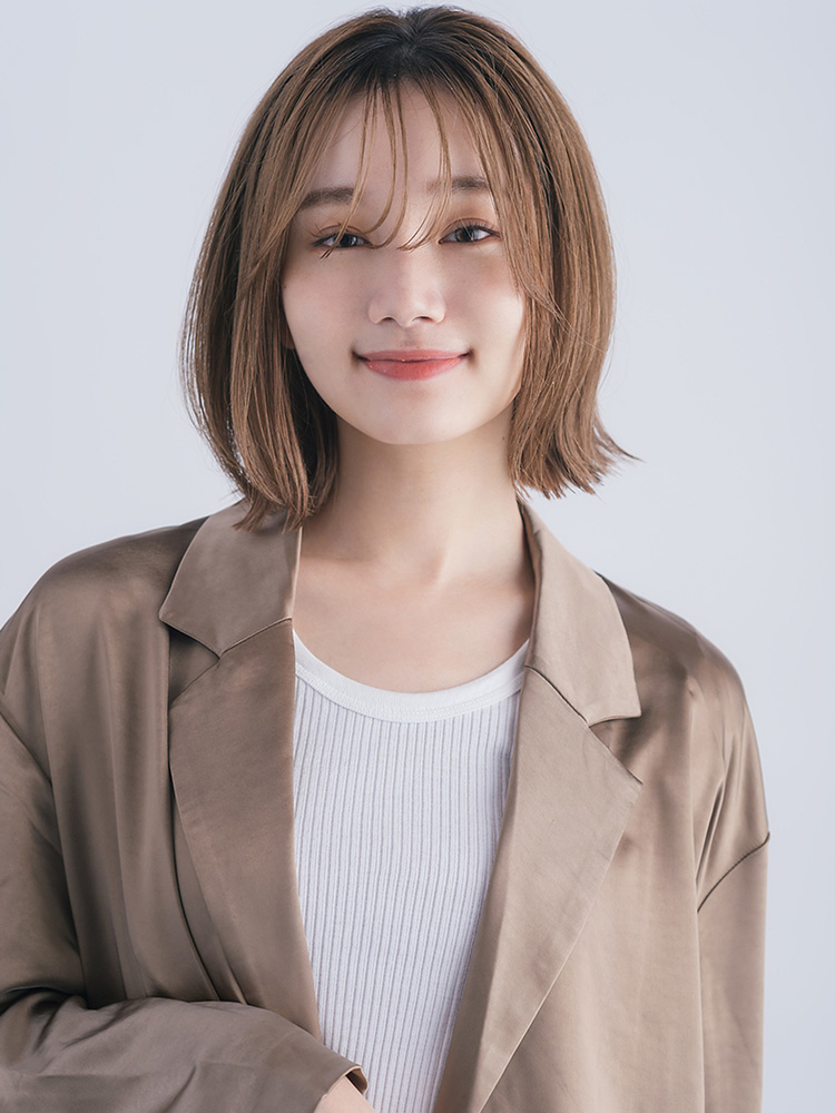 ジャケットを着たボブヘアの女性