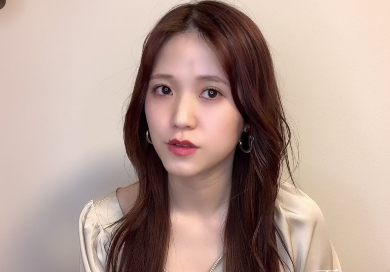 センターで前髪を分けたロングヘアの正面写真