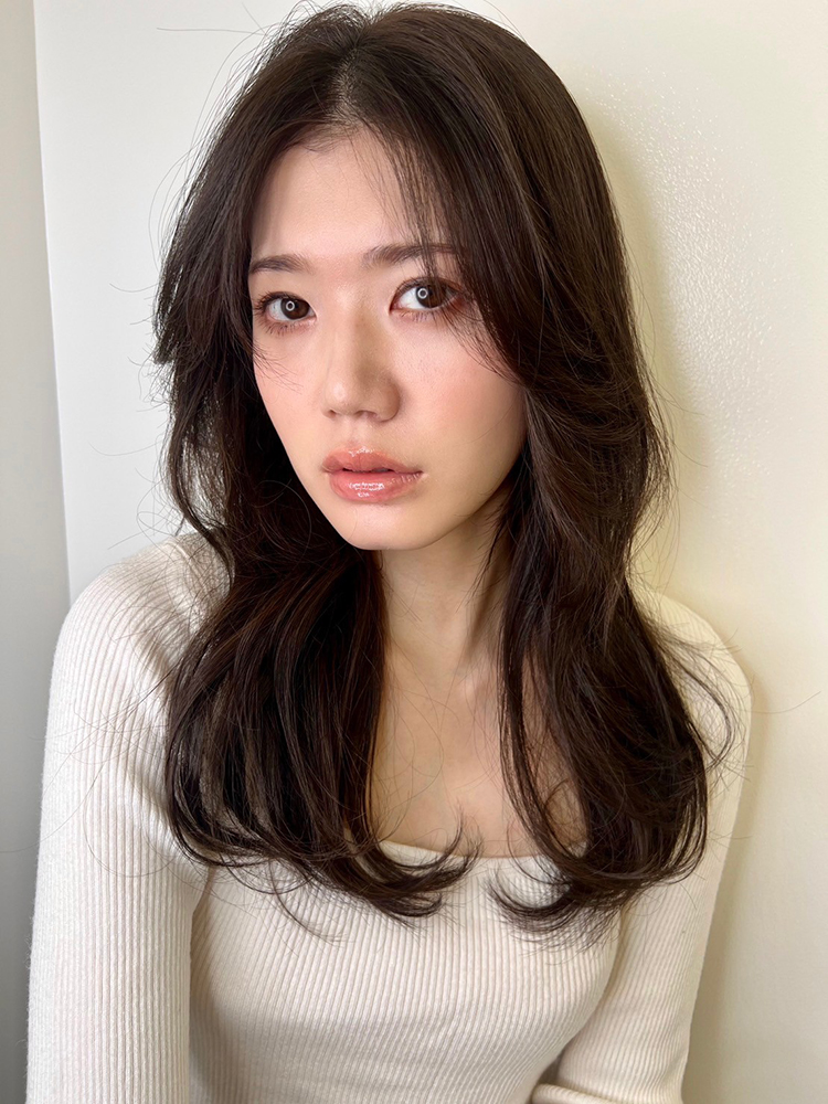 【卵型・逆三角形・ベース・面長】ペタンとしがちなトップに動きをつけて色っぽさ漂う