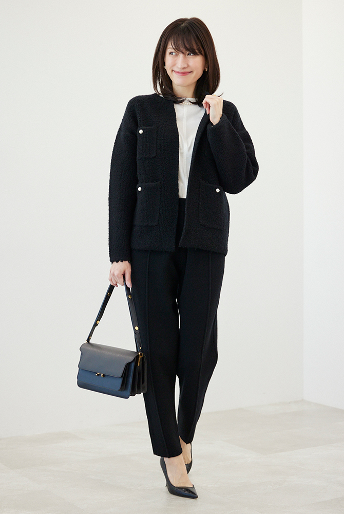 黒ニットツイードジャケット×白ブラウス×黒パンツ