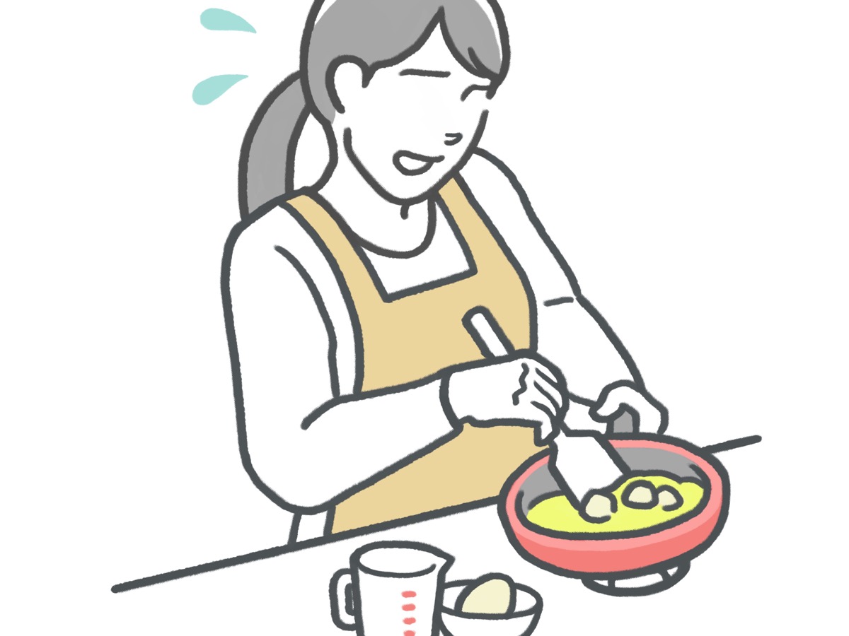 料理する女性