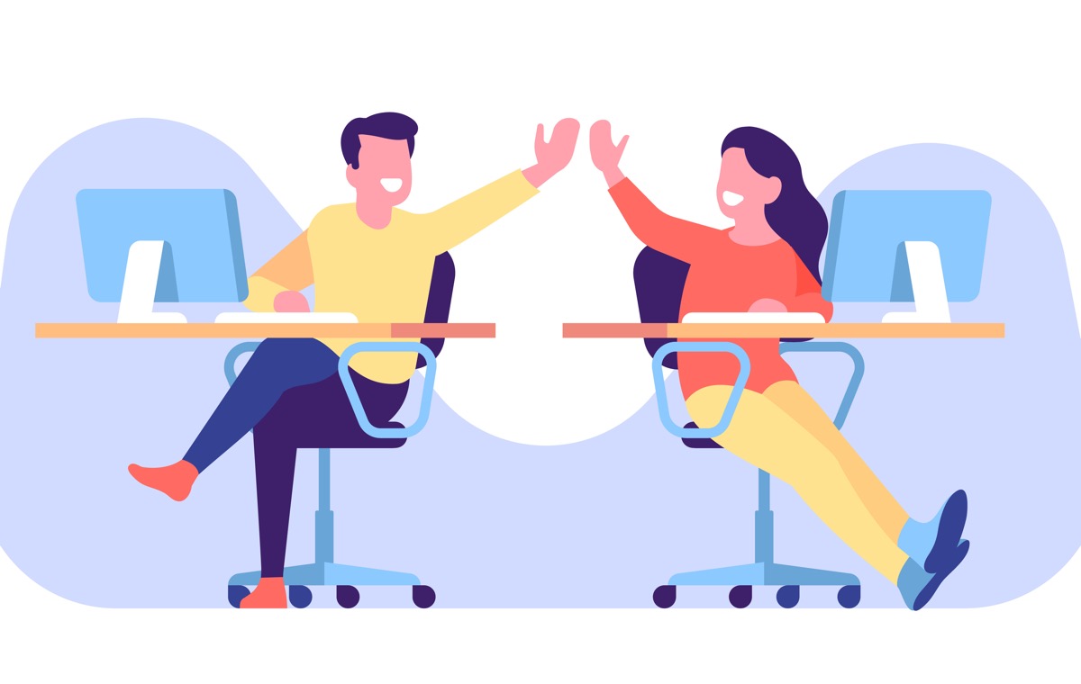 ハイタッチする男女