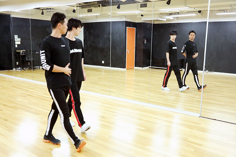 腕をしっかり振って歩く