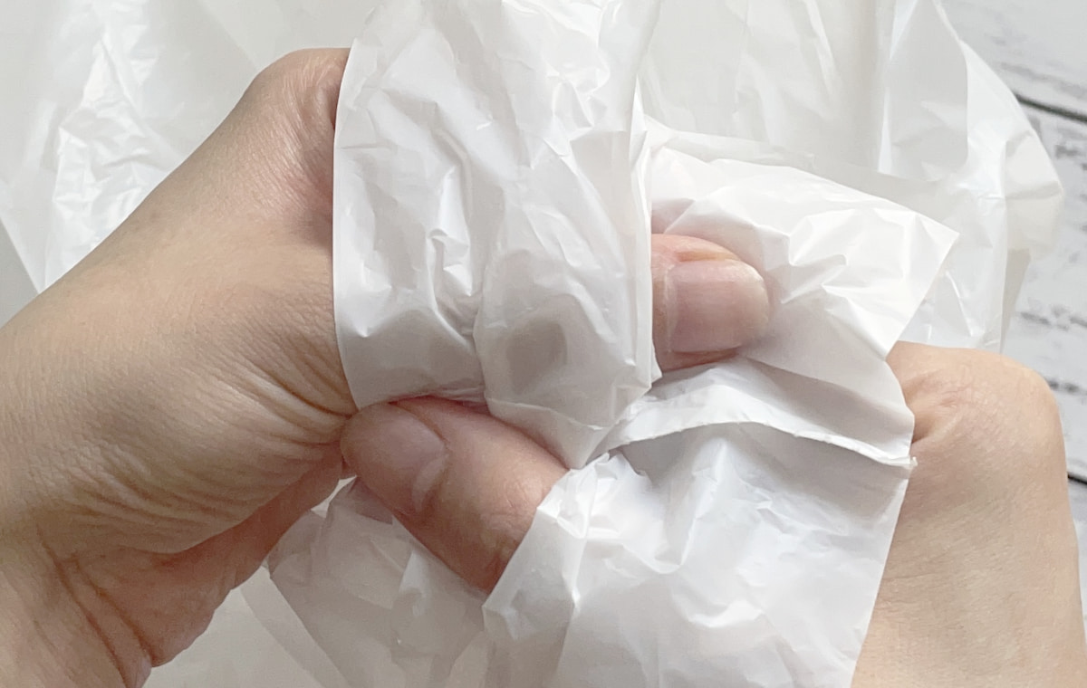 取っ手に指をかけている写真