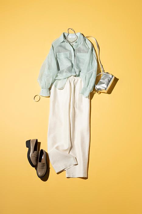 白パンツ×水色シアーブラウス