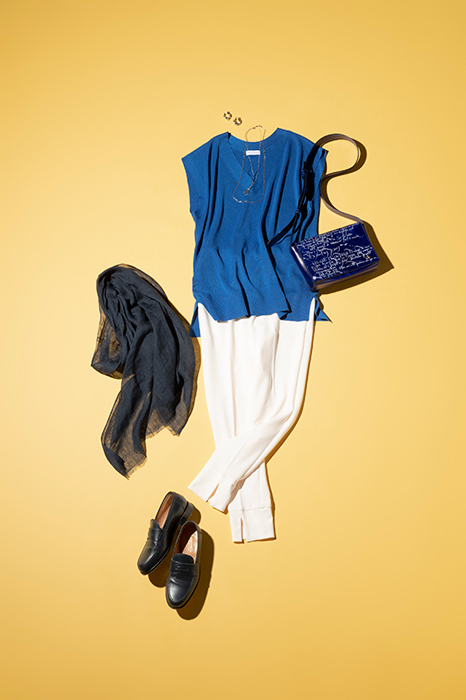 白ジョグパンツ×青ノースリーブ