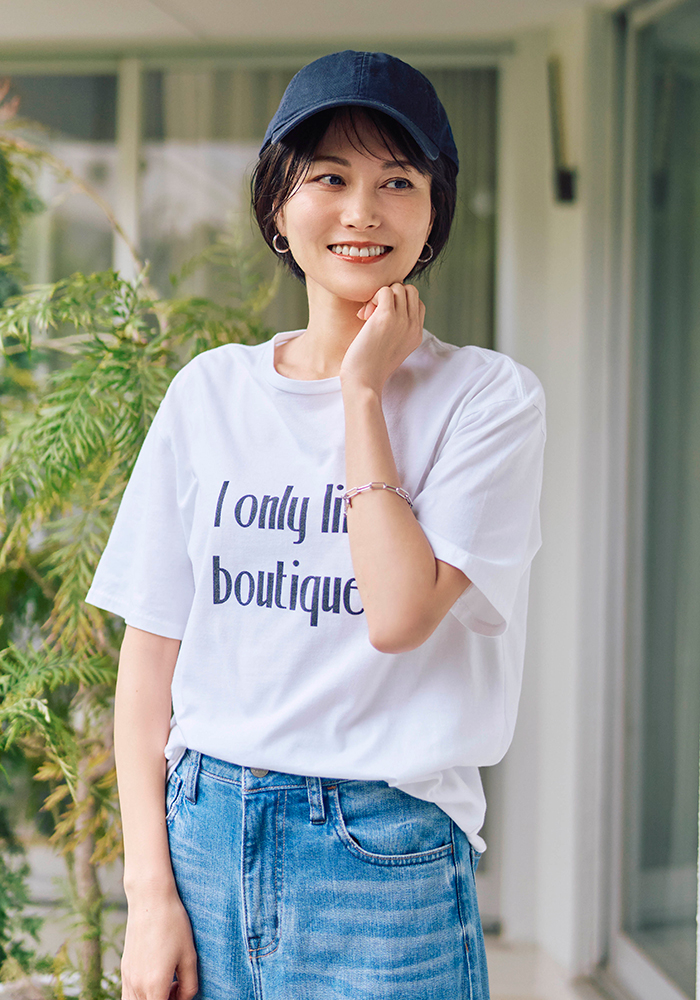 鈴木まきさん キャップ×Tシャツ×デニムコーデ