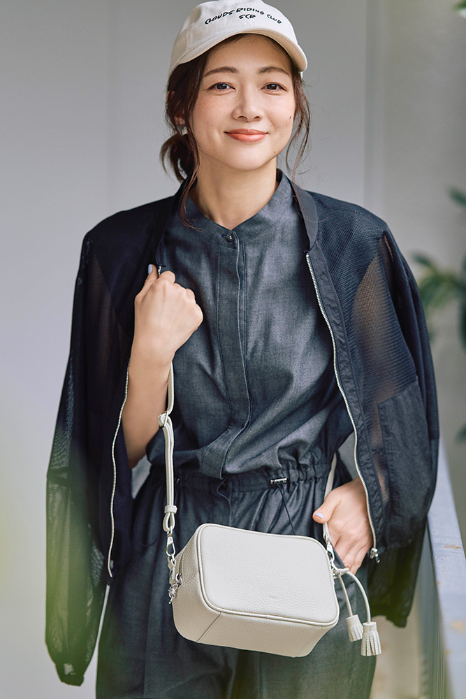 白ロゴキャップ×オールインワン×シアーブルゾン