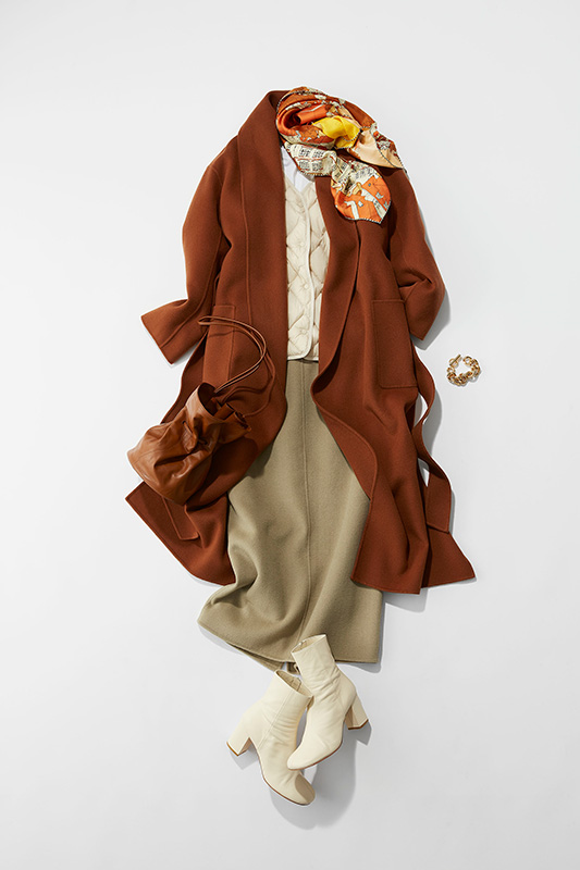 茶色コート×白ダウンジャケット×白Tシャツ×ベージュスカート