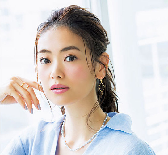 ウェーブがかかった前髪なしひとつ結びの正面写真