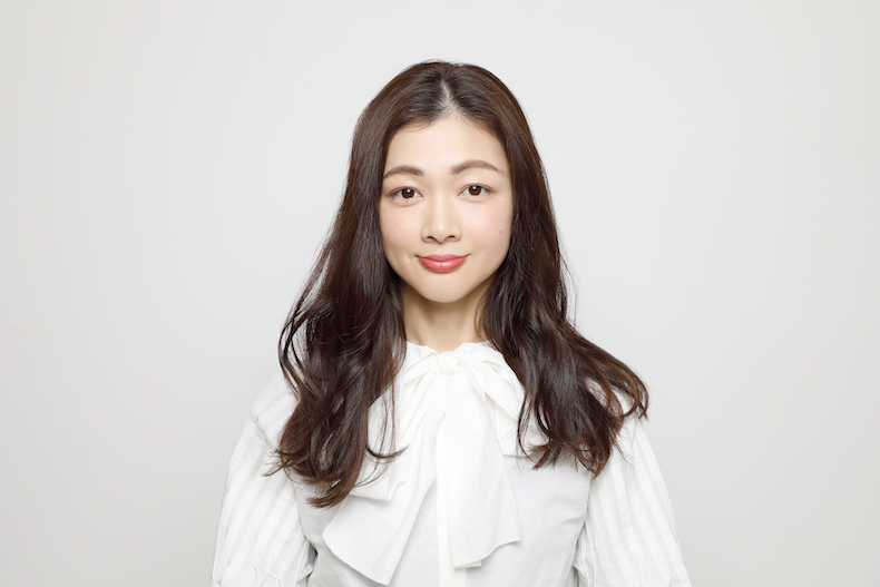 ウェーブがかかったロングヘアの正面写真