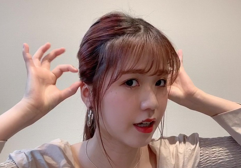 耳まわりの毛束をつまみ出している写真