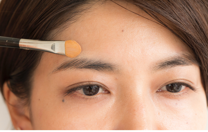 濃いめの眉は丁寧に整える