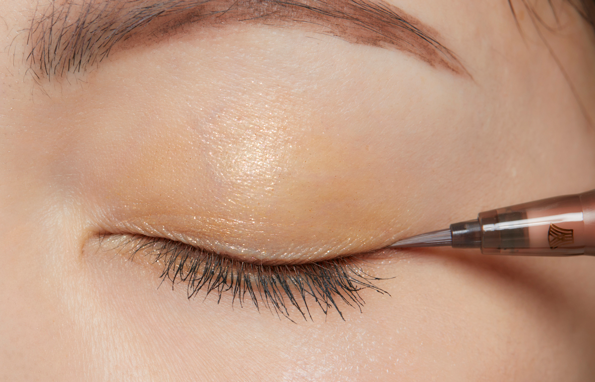 アイライナーでアイラインを引いている様子