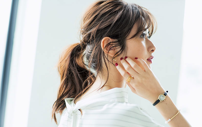 後れ毛が色っぽい、ウエットポニーテール