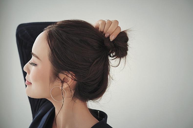 外国人風の小顔見えお団子ヘア