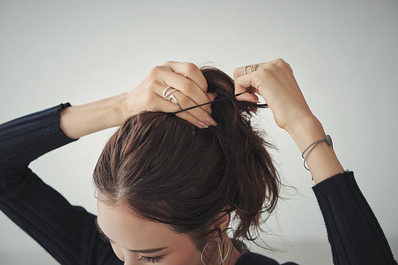 外国人風の小顔見えお団子ヘア