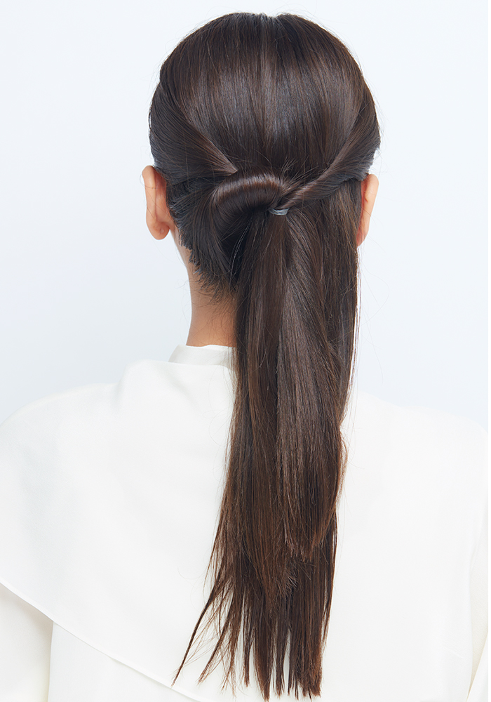 ハーフアップにねじった髪を入れた状態の後頭部写真