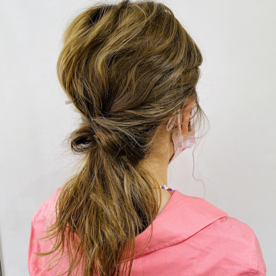 くるりんぱしたひとつ結びのヘアアレンジのサイド写真