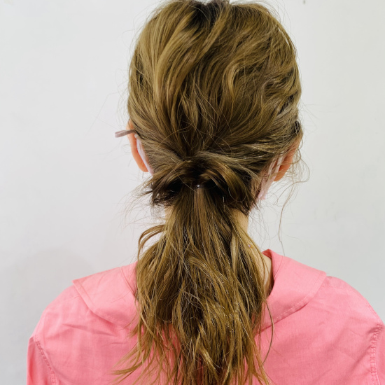 くるりんぱしたひとつ結びのヘアアレンジの後頭部写真