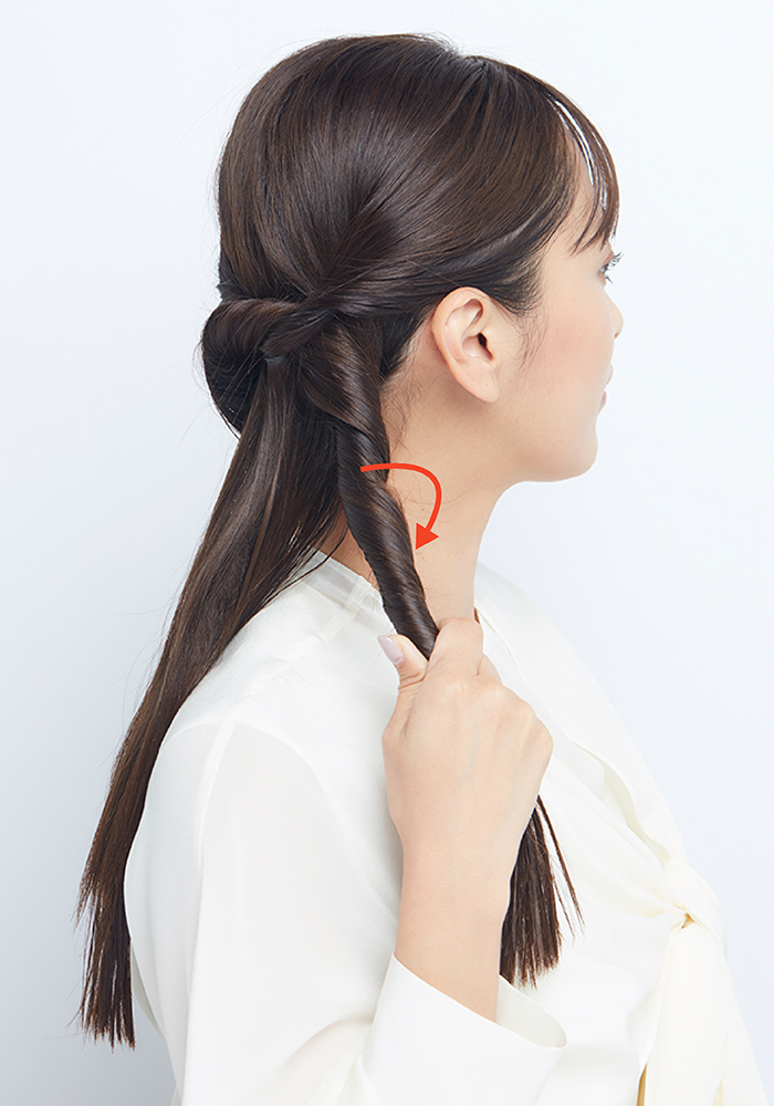 髪をねじっている横顔写真