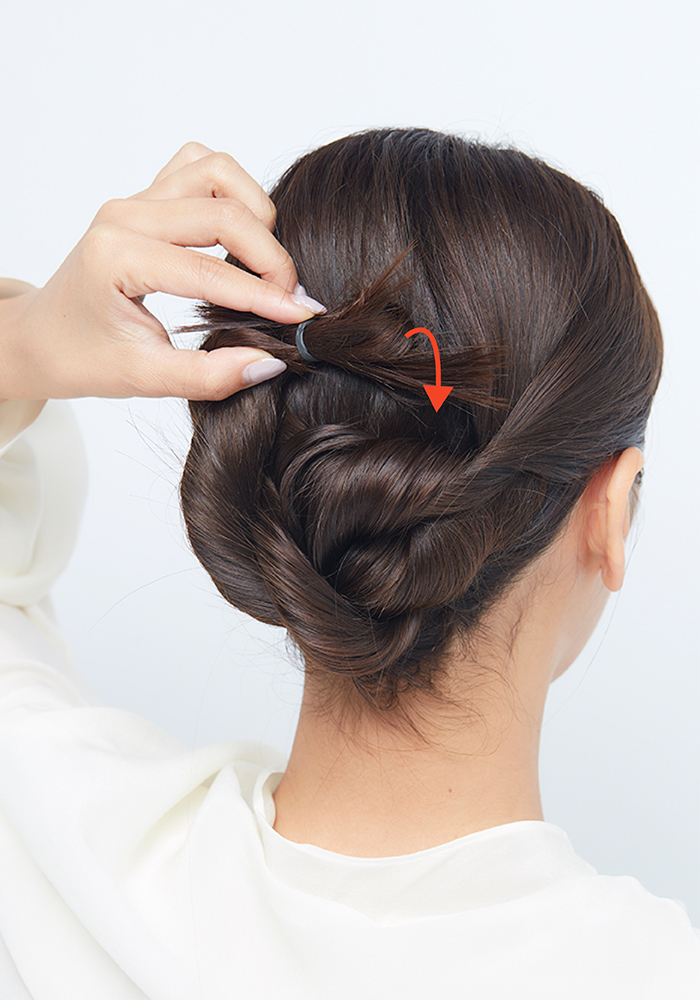 お団子をつくっている後頭部写真