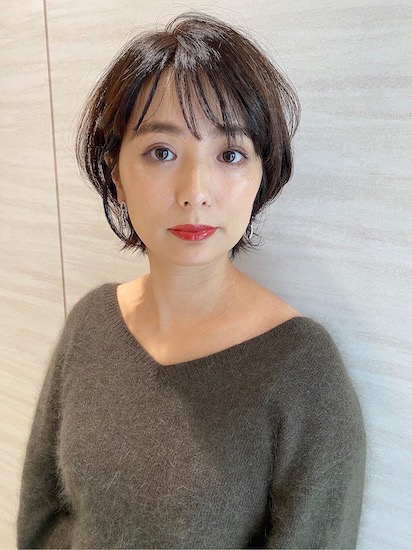 前髪ありのショートヘアのモデル写真　正面