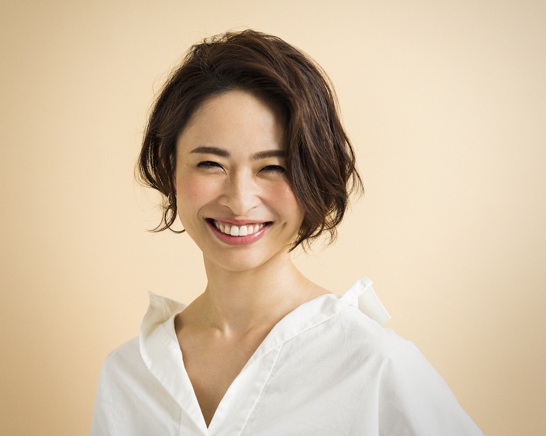 前髪なしでパーマがかかったショートヘアのモデル写真　正面