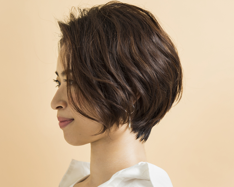前髪なしでパーマがかかったショートヘアのモデル写真　横顔