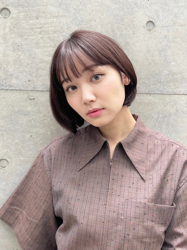 前髪ありのショートボブヘアのモデル写真　正面