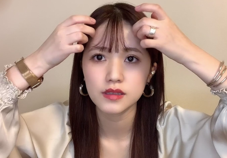 サイドの髪を巻いて顔の長さを緩和する