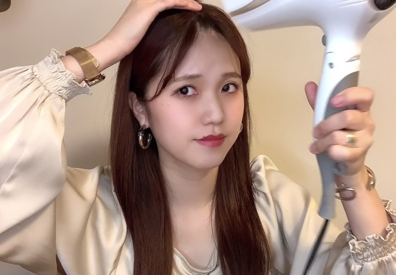 サイドの髪を巻いて顔の長さを緩和する