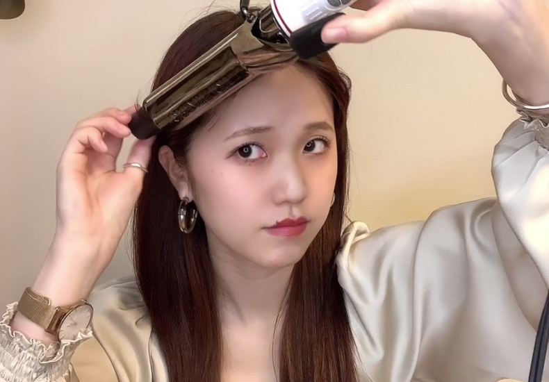 サイドの髪を巻いて顔の長さを緩和する