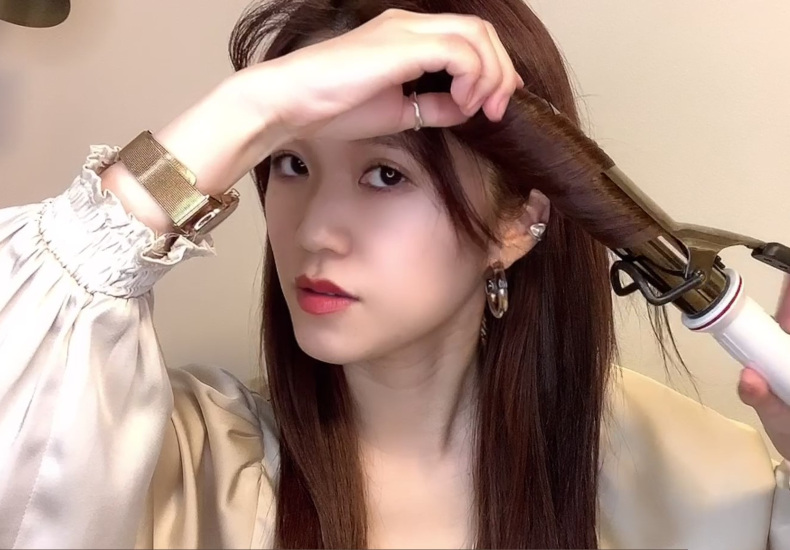 サイドの髪を巻いて顔の長さを緩和する