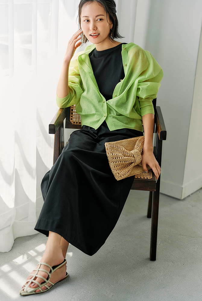 黄緑シアーシャツ×黒ノースリワンピ